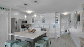 Condo, Plusieurs lits, patio, vue sur l’océan (Dune Villas 5B) | Cuisine privée | Cafetière-théière, table de salle à manger