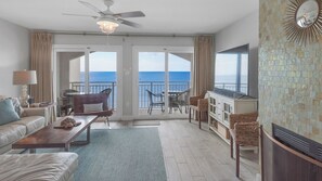 公寓客房, 多張床, 庭院, 海景 (Dune Villas 5B) | 起居區 | 50-吋平面電視，提供數位頻道