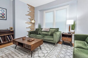 Living area - Allentown Full House + Game Room (Buffalo)