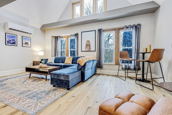 Living area - Allentown Full House + Game Room (Buffalo)