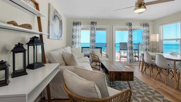 Apartamento, varias camas, patio, vistas al mar (Eastern Shores 106) | Zona de estar | Televisión de pantalla plana de 42 pulgadas con canales digitales