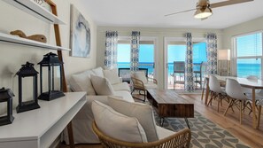 公寓式客房, 多张床, 露台, 海洋景观 (Eastern Shores 106) | 起居区 | 42-英寸纯平电视（配备数码频道）