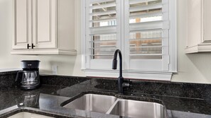 Leilighet, flere senger, terrasse, havutsikt (Eastern Shores 103) | Innvendig