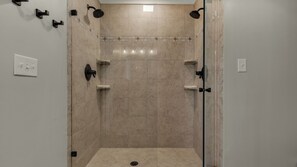 Condo, varias camas, balcón, vista al océano (Eastern Shores 211) | Baño | Amenidades de baño gratuitas, toallas, jabón, shampoo 