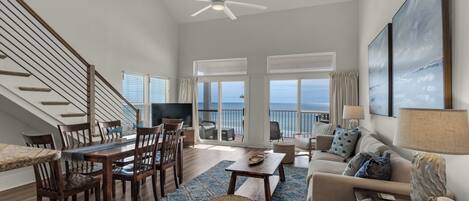Appartement, meerdere bedden, balkon, uitzicht op oceaan (Eastern Shores 211) | Woonruimte | Een 42-inch flatscreentelevisie met digitale zenders