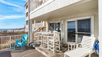 Condo, várias camas, varanda, vista para o oceano (Eastern Shores 103) | Opções para refeição ao ar livre
