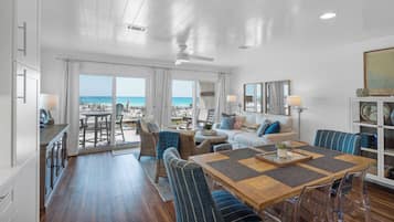 Leilighet, flere senger, terrasse, havutsikt (Eastern Shores 201) | Oppholdsområde | En 42-tommers Flatskjerm-TV med digitale kanaler