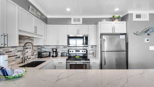 Appartement, Meerdere bedden, balkon, uitzicht op zee (Eastern Shores 207) | Privékeuken | Een koffiezetapparaat/waterkoker