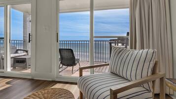 Apartamento, varias camas, balcón, vistas al mar (Eastern Shores 211) | Zona de estar | Televisión de pantalla plana de 42 pulgadas con canales digitales