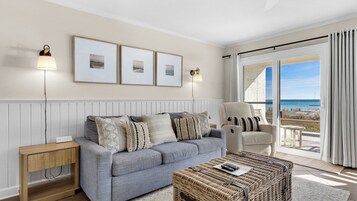 Condo, várias camas, varanda, vista para o oceano (Eastern Shores 103) | Área de estar | TV de tela plana 42 polegadas com canais digitais
