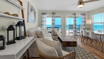 Apartment, Mehrere Betten, Terrasse, Meerblick (Eastern Shores 106) | Wohnbereich | 42-Zoll-Flachbildfernseher mit Digitalempfang