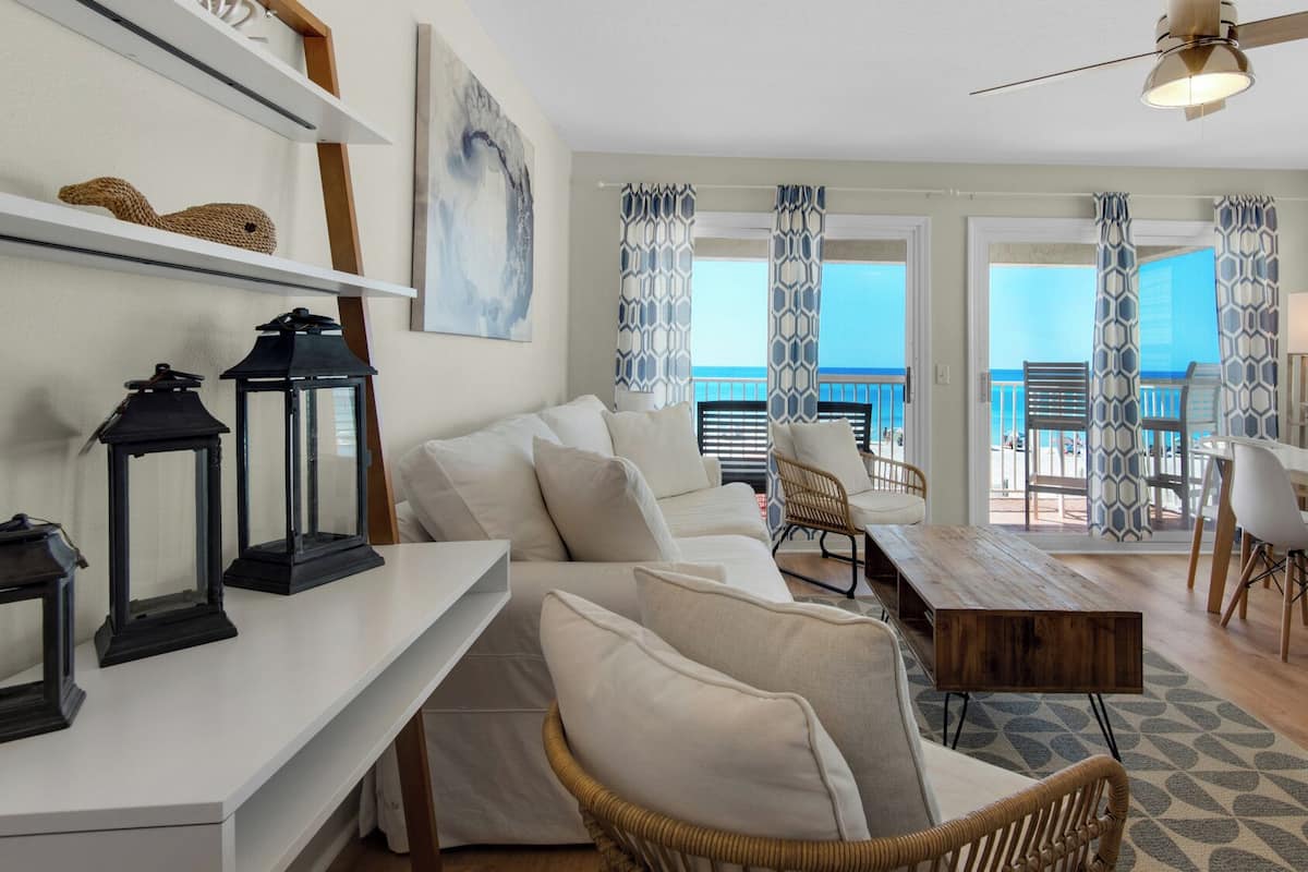 Condo, várias camas, varanda, vista para o oceano (Eastern Shores 106) | Área de estar | TV de tela plana 42 polegadas com canais digitais