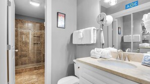 Appartement, Meerdere bedden, balkon, uitzicht op zee (Eastern Shores 207) | Badkamer | Gratis toiletartikelen, handdoeken, zeep, shampoo