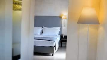 Ein modernes Hotelzimmer mit Bett, Nachttisch und Lampe.