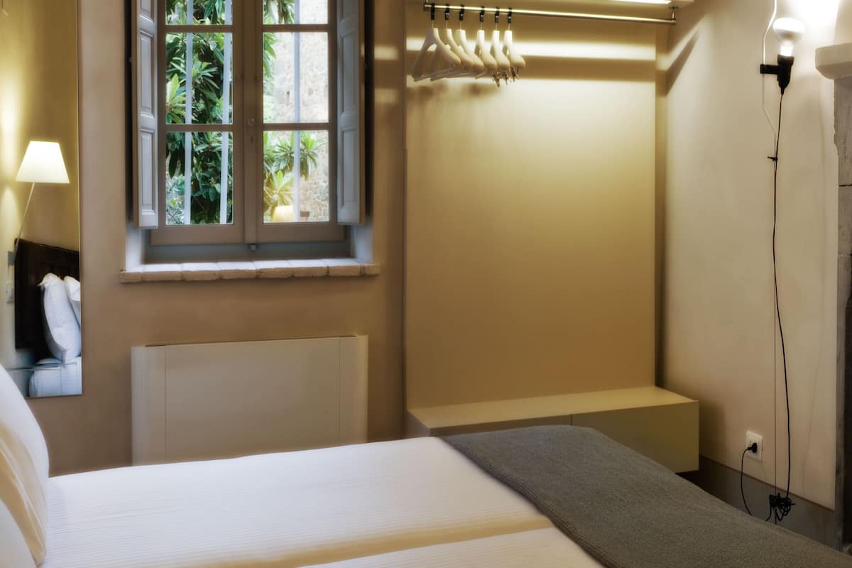 Chambre Romantique, patio, vue cour intérieure