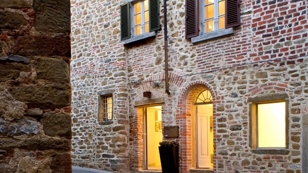 A stone building with multiple windows and a central entrance. - Fondaco del Moro (Civitella in Val di Chiana)