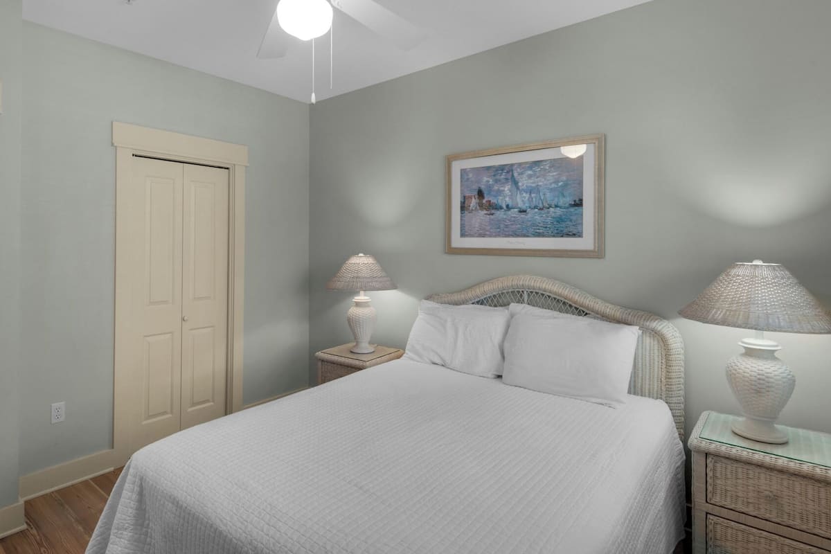 Condo, várias camas, sacada, vista para o oceano (Grand Isle 202) | 3 quartos, individualmente decorados, individualmente mobiliados