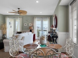 Condo, 1 cama King e sofá-cama, sacada, vista para o jardim (Grand Isle 304) | 3 quartos, individualmente decorados, individualmente mobiliados