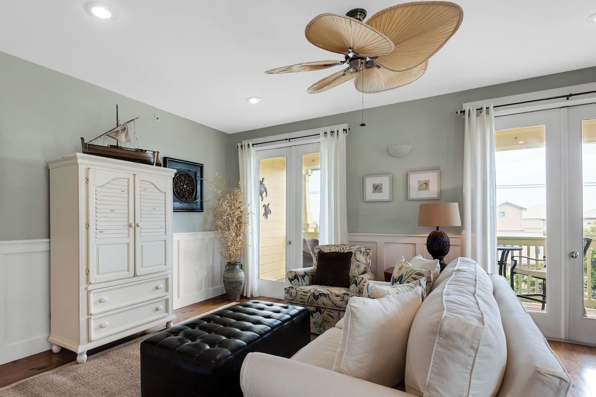 Condo, 1 cama King size y sofá cama, balcón, vista al jardín (Grand Isle 304) | Área de sala de estar | Televisión de pantalla plana de 42 pulgadas con canales digitales