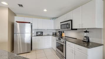 Leilighet, flere senger, balkong, havutsikt (Grand Panama 2-1002) | Eget kjøkken | Kjøleskap, mikrobølgeovn, ovn og kokeplater