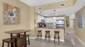 公寓式客房, 多张床, 阳台, 海洋景观 (Grand Panama 1-1006 - No Pets Allowed) | 用餐