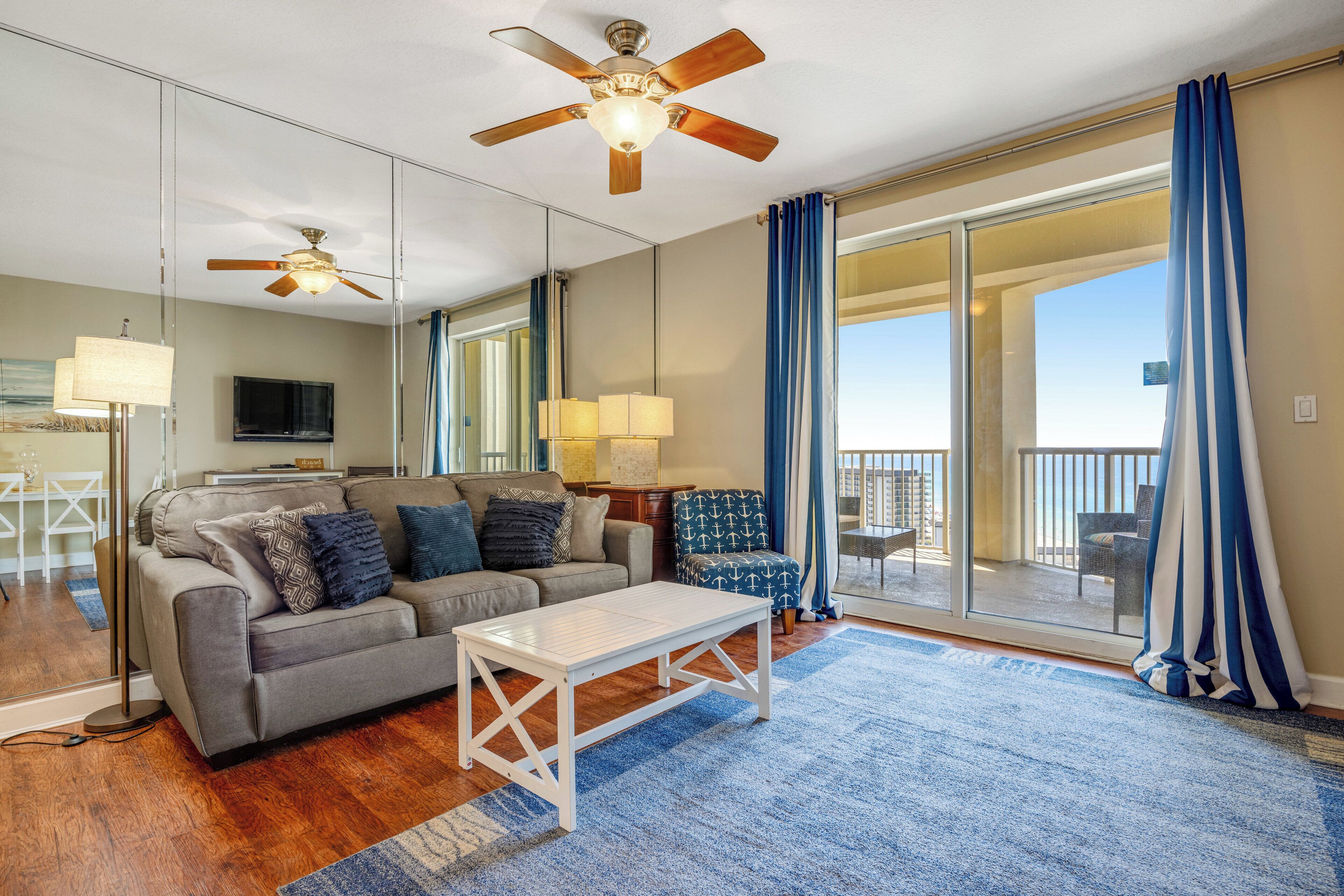 콘도, 침대(여러 개), 발코니, 바다 전망 (Grand Panama 2-1002) | 거실 공간 | 디지털 채널 시청이 가능한 42인치 평면 TV