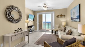 Apartment, Mehrere Betten, Balkon, Meerblick (Grand Panama 1-1006 - No Pets Allowed) | Wohnbereich | 42-Zoll-Flachbildfernseher mit Digitalempfang