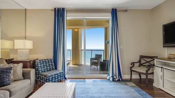 Leilighet, flere senger, balkong, havutsikt (Grand Panama 2-1002) | Oppholdsområde | En 42-tommers Flatskjerm-TV med digitale kanaler