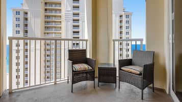 Condo, varias camas, balcón, vista al océano (Grand Panama 2-1002) | Vista desde la habitación