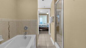 Apartment, Mehrere Betten, Balkon, Meerblick (Grand Panama 1-1006 - No Pets Allowed) | Badezimmer | Kostenlose Toilettenartikel, Haartrockner, Handtücher, Seife