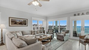 Condo, várias camas, sacada, vista para o oceano (Grand Playa 401) | Área de estar | TV de tela plana 50 polegadas com canais digitais