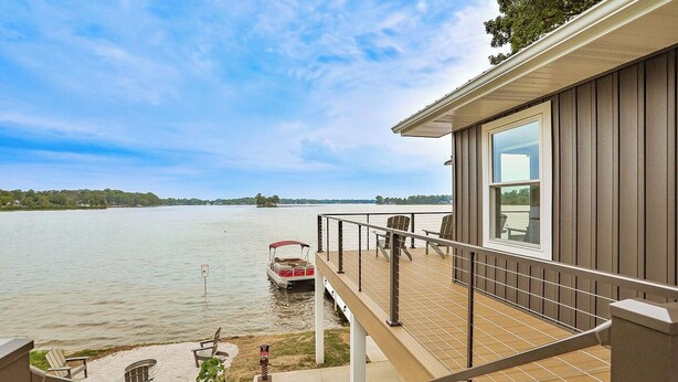 Une propriété située au bord de l’eau, dotée d’une terrasse, d’un quai pour bateaux et offrant une vue sur le lac.
