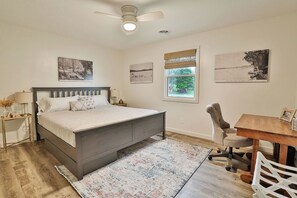 5 bedrooms, desk, WiFi, bed sheets