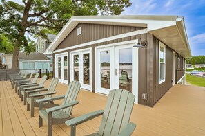 Terrace/patio - Lake Front Boondoggle - Dog Friendly (North Webster)