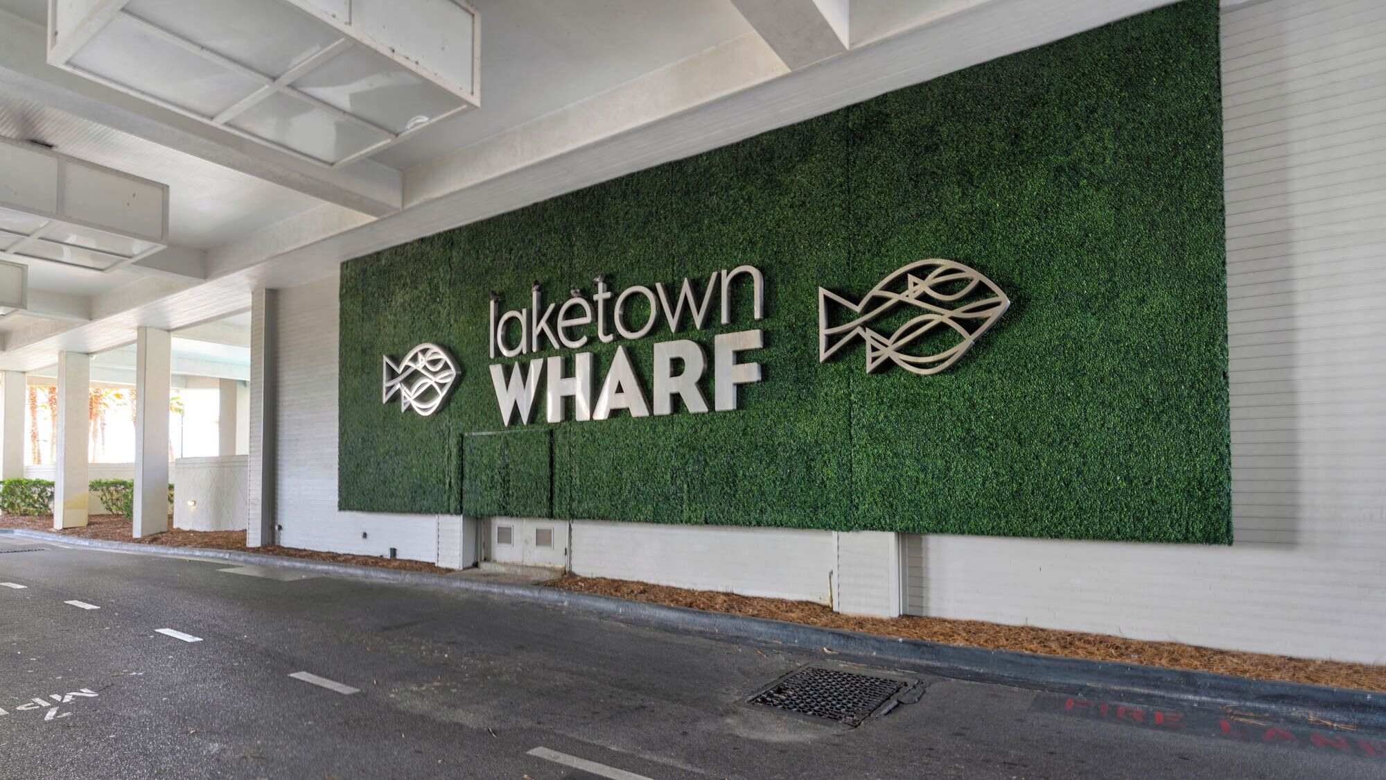 Een gebouw met een groene wand en de tekst 'Laketown WHARF'.