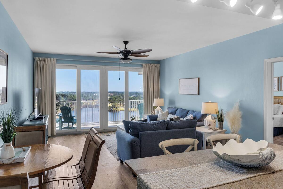 Appartement, meerdere bedden, balkon (Laketown Wharf 1031) | Woonruimte | Een 42-inch flatscreentelevisie met digitale zenders
