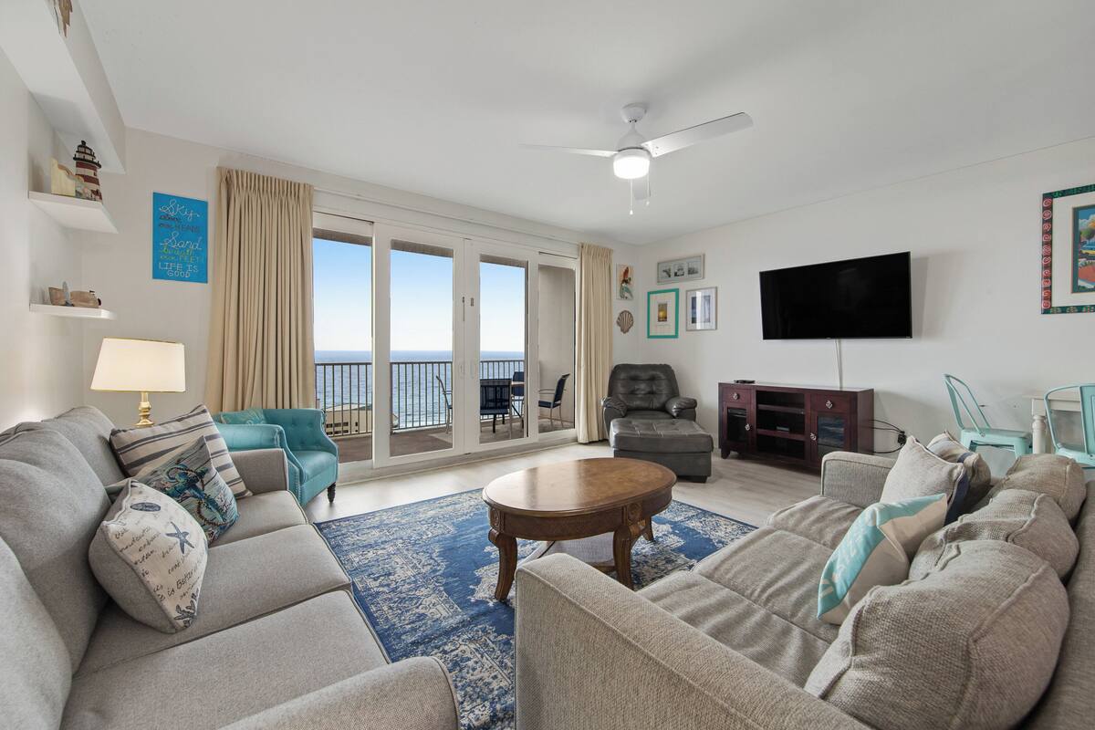 Appartement, Meerdere bedden, balkon, uitzicht op zee (Laketown Wharf 1816) | Woonruimte | Een 42-inch flatscreentelevisie met digitale zenders