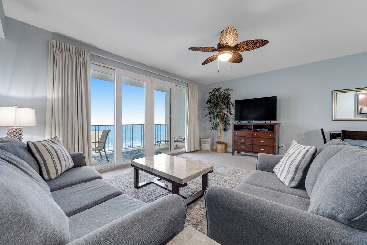 Lejlighed - flere senge - terrasse - havudsigt (Laketown Wharf 1416) | Opholdsområde | 42-tommers fladskærms-tv med digitale kanaler