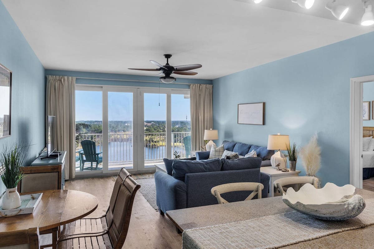 Appartamento, letti multipli, balcone (Laketown Wharf 1031) | Area soggiorno | TV a schermo piatto 42 pollici con canali digitali