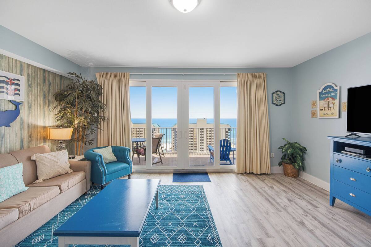 Lejlighed - flere senge - balkon - havudsigt (Laketown Wharf 1316) | Opholdsområde | 42-tommers fladskærms-tv med digitale kanaler