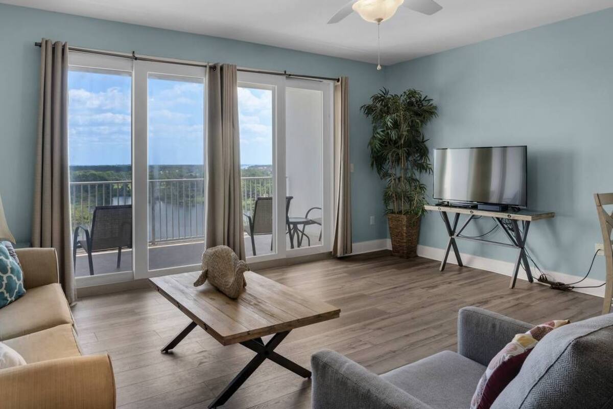 Apartment, Mehrere Betten, Balkon, Poolblick (Laketown Wharf 1037) | Wohnbereich | 42-Zoll-Flachbildfernseher mit Digitalempfang