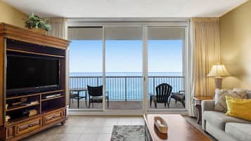 Appartamento, letti multipli, balcone, vista oceano (Majestic Tower 1-1306 - No Pets) | Area soggiorno | TV a schermo piatto 42 pollici con canali digitali
