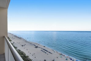 Condo, várias camas, sacada, vista para o oceano (Majestic Tower 1-1306 - No Pets) | Praia | Na praia 