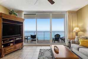 Appart'hôtel, plusieurs lits, balcon, vue océan (Majestic Tower 1-1306 - No Pets) | Coin séjour