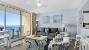 Condo, várias camas, sacada, vista para o oceano (Majestic Tower 1-1606) | Área de estar | TV de tela plana 42 polegadas com canais digitais