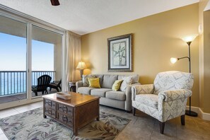 Appart'hôtel, plusieurs lits, balcon, vue océan (Majestic Tower 1-1306 - No Pets) | Coin séjour | Télévision à écran plat de 42 pouces avec chaînes numériques