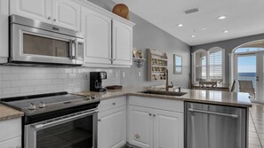 คอนโด, หลายเตียง, ระเบียง, วิวทะเล (Monterey Condos A302) | ครัวส่วนตัว | เครื่องชงกาแฟ/ชา