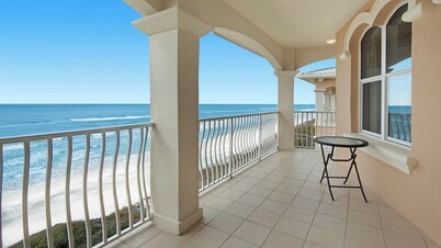 มอนเทอเรย์ คอนโดมิเนียม - สระว่ายน้ำส่วนกลาง - ริมอ่าว