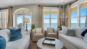 公寓式客房, 多张床, 阳台, 海洋景观 (Monterey Condos B402) | 起居区 | 42-英寸纯平电视（配备数码频道）