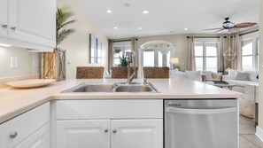 Condo, várias camas, sacada, vista para o oceano (Monterey Condos B402) | Parte interna